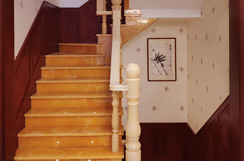临潭中式别墅室内汉白玉石楼梯的定制安装装饰效果